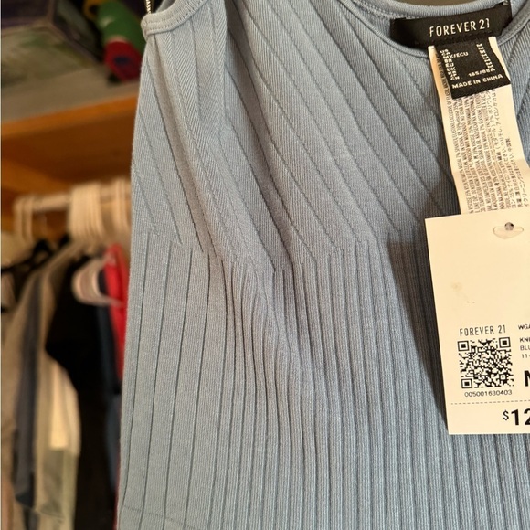 Forever 21 Ribbed V Neck Crop Top - Picture 3 of 3